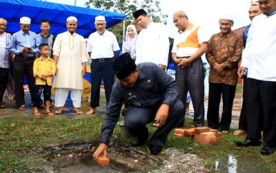Camat Rambah Letakkan Batu Pertama Mushola Keramat Apeh