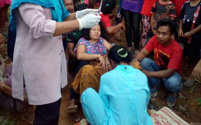 Mengharukan, Ibu Ini Melahirkan Bayi Di Jalan Terjal