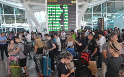 Abu Gunung Raung Gagalkan Penerbangan di Bandara Ngurah Rai