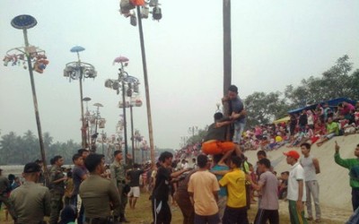 Panjat Puluhan Batang Pinang Ikut Meriahkan HUT Rohul