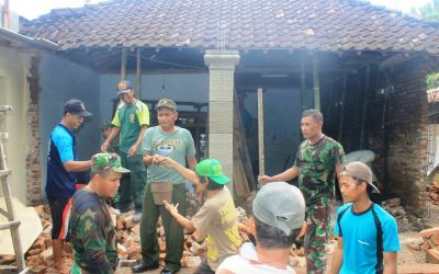 Masyarakat Bersama TNI Kompak Bedah Rumah