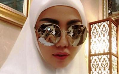 Bella Shofie Foto Selfie Berhijab Pakai Celana Pendek?