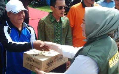 Ketua BKKKS Riau Serahkan Bantuan dan Pengobatan di Kampar