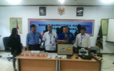 BNNP Riau Ekspose Penangkapan 2 Gembong Narkoba