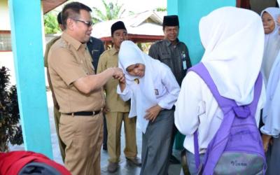 Pejabat Bengkalis Berbagi Tugas Tinjau UN