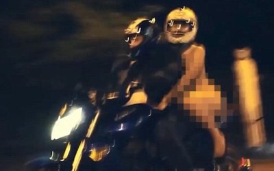 Perempuan di Rusia Bugil Naik Motor Keliling Kota