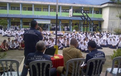 Roadshow Bridge ke SMPN I Bengkalis Disambut Ratusan Pelajar