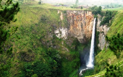 Pesona Sigura-Gura, Air Terjun Tertinggi di Indonesia