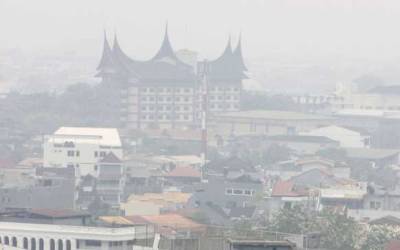 Kabut Asap Kota Padang Ganggu Pernapasan