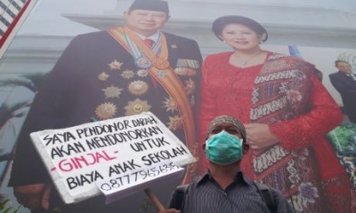 Kehabisan Akal Dwi Penjaja Ginjal Pajang Spanduknya Dekat Baleho SBY