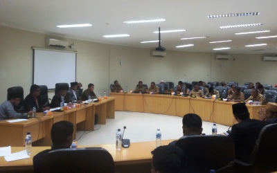 Dewan Pertanyakan Dasar Hukum Pembelian Baju Dengan Dana BOS