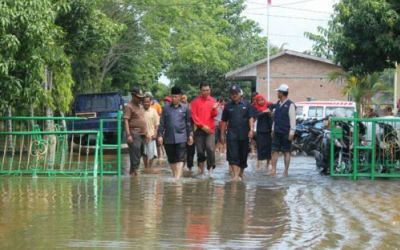 PMI Kampar Berikan Pengobatan Gratis kepada Korban Banjir