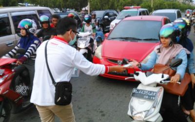 Rakan Mualem Bagikan Masker untuk Warga Banda Aceh