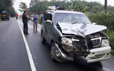 Pengendara Sepada Motor Tewas Tersangkut Diatas Mobil