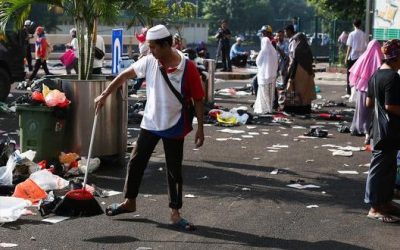 Sebelum Pulang, Pendemo Bersih-Bersih Sampah di Istiqlal