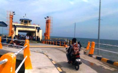 Roro Tak Bisa Sandar ke Dermaga II, Penumpang Kesal