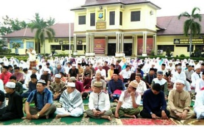 Ribuan Umat Islam Sholat Id di Mapolres Kampar