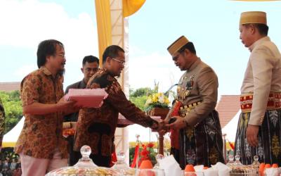 Gubernur Sulsel Terima Sumbangan Buku USAID PRIORITAS