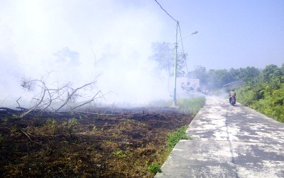 Kebakaran Lahan Meluas, Api Mendekati Rumah Warga