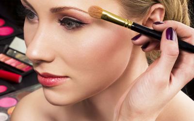 Ini Trik Terbaru Merias Wajah