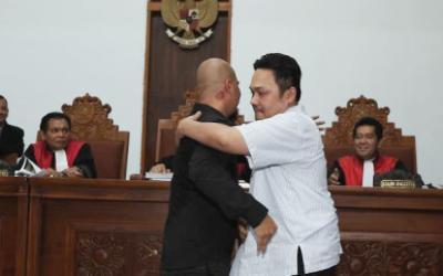 Ahmad Dhani dan Farhat Abbas Berpelukan Dipersidangan