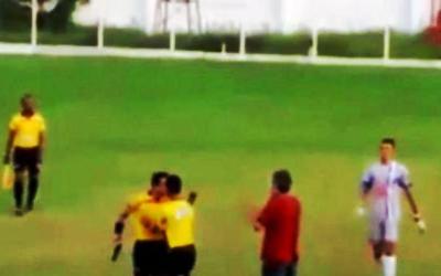 Dipukuli Pemain, Wasit Acungkan Pistol di Tengah Lapangan