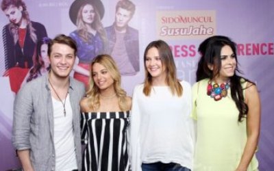 Bintang Cansu Hazal Tiba di Jakarta Para Bintang Sapa Fansnya