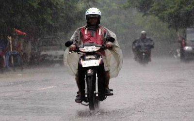 Trik Aman Mengendarai Motor Saat Musim Hujan