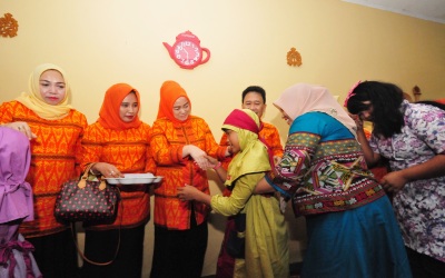 Istri Gubri Serahkan Bantuan kepada Lansia dan Panti Asuhan