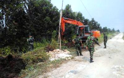 Koramil Sukajadi Ikut Padamkan Kebakaran Lahan