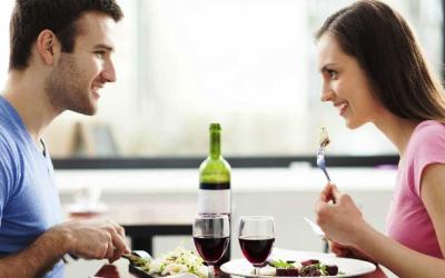 Cara Menarik Perhatian Pasangan saat Kencan Pertama