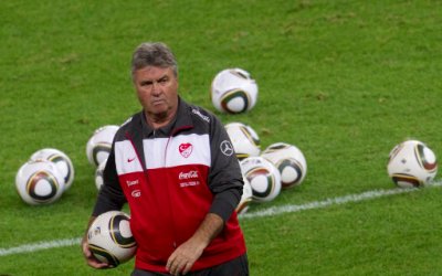 Guus Hiddink Calon Kuat Gantikan Jose Mourinho