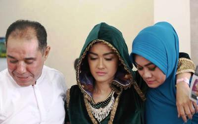 Pertanda Apa Kursi Roda Julia Perez Hilang di Masjidil Haram?
