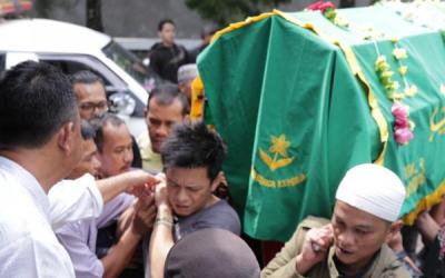 Ariel Noah Usung Keranda Jenazah Ayah Tercinta