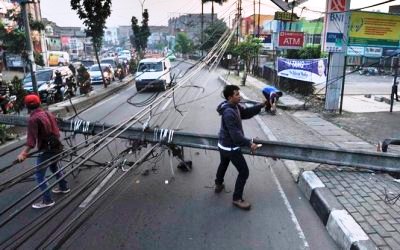 Minggu Sore Angin Kencang Landa Purwokerto, Tiang Listrik Roboh