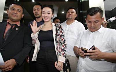 Zaskia Gotik Minta Maaf Pada Presiden Jokowi
