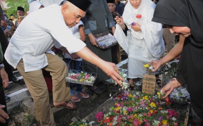 Plt Gubri Teteskan Airmata Lepas Jenazah Azlizar Aziz