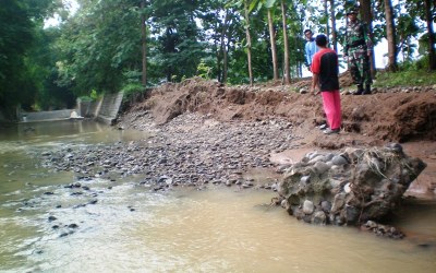 Talud Jebol Diterjang Banjir, Bencana Ancam Warga