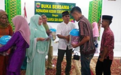 Makodim Taja Buka Bersama Prajurit dan Anak Yatim