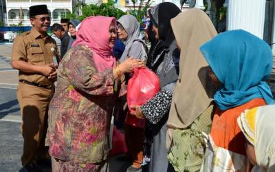 TP PKK Bengkalis Bagikan Paket untuk Kaum Dhuafa