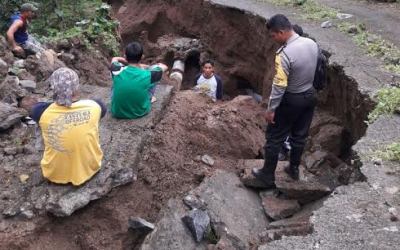 Jalan di NTB Longsor Parah Akibat Hujan dan Galian C Ilegal