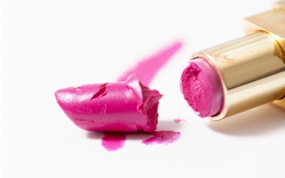 Cara Gampang Perbaiki Lipstik yang Patah