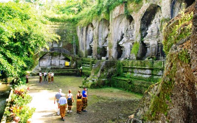 Mau Masuk Goa Gajah Wajib Pakai Kain Seperti Ini