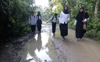 Memprihatinkan, Jalan Lintas Desa Berlubang dan Berlumpur