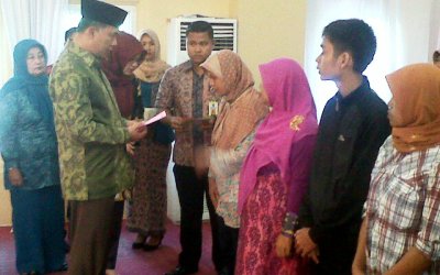 Wako Jambi Serahkan Bantuan Beasiswa Siswa Kurang Mampu