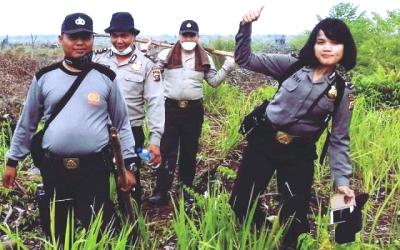 Polwan Cantik Ini Ikut Padamkan Karlahut di Bengkalis