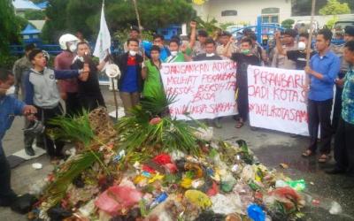 Mahasiswa Buang Sampah di Rumah Wako Pekanbaru Dilaporkan Polisi