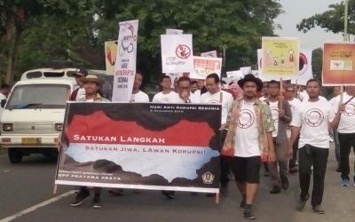 Kantor Pajak Praya Sebar Stiker Anti Korupsi