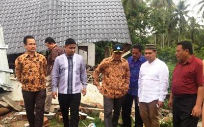 Mendikbud Serahkan Bantuan Kepada Guru Korban Gempa