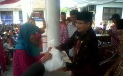 Kadiskop dan UMKM Jambi Secara Simbolis Bagikan Infaq dan Sodakoh